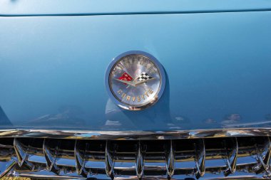 Aguas de Lindoia SP, Brezilya - Jun 08, 2023 - açık hava klasik araba fuarı. Tarihi Corvette araba modeli logosunun yakın çekimi.