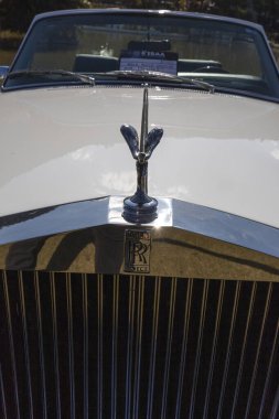 Aguas de Lindoia SP, Brezilya - Jun 08, 2023 - açık hava klasik araba fuarı. Tarihi Rolls Royce araba modeli logosunun yakın çekimi.