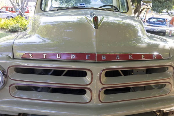 Aguas Lindoia Brazil Jun 2023 Outdoor Vintage Car Show 历史上著名的Studebaker车型标志的特写 — 图库照片