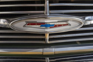 Aguas de Lindoia SP, Brezilya - Jun 08, 2023 - açık hava klasik araba fuarı. Tarihi Chevrolet araba modelinin logosunun yakın çekimi.