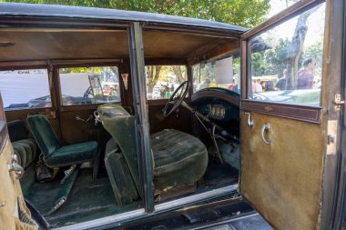 Aguas de Lindoia SP, Brezilya - Jun 08, 2023 - açık hava klasik araba fuarı. Tarihi Buick araba modelinin iç çekimleri.