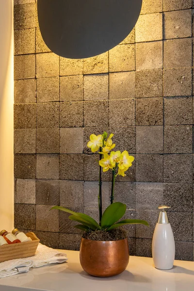 富丽堂皇的现代设计 装饰着黄色兰花的浴室内部 — 图库照片