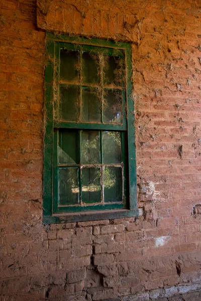 ブラガンカ パウリスタ サンパウロ州 ブラジルの田舎の都市の古い歴史的な放棄された鉄道駅でクモの巣とレンガの壁と窓のテクスチャ — ストック写真
