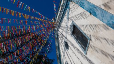 Penha 'nın Siyahi Erkekleri Kilisesi açık hava ayini ve folklor festivali için renkli flamalarla süslenmiş Penha Mahallesi, Sao Paulo Şehri, Brezilya