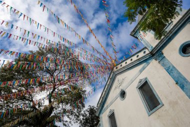 Penha 'nın Siyahi Erkekleri Kilisesi açık hava ayini ve folklor festivali için renkli flamalarla süslenmiş Penha Mahallesi, Sao Paulo Şehri, Brezilya