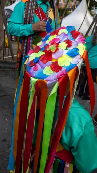 Πολύχρωμη Διακόσμηση Στο Καπάκι Και Κορδέλες Στην Παραδοσιακή Λαϊκή Εκδήλωση — Φωτογραφία Αρχείου