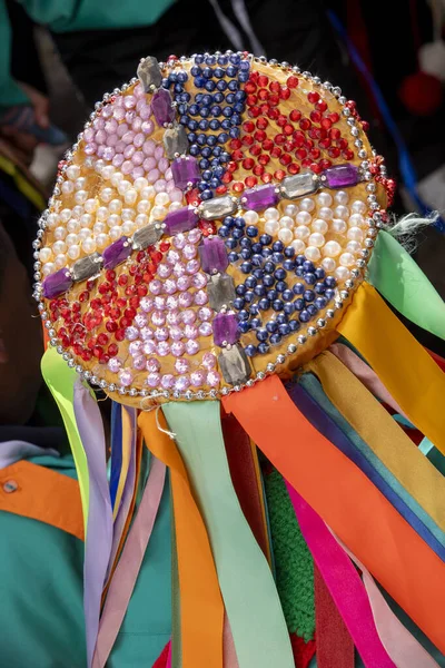 Разноцветные Украшения Колпачок Ленты Традиционном Фольклорном Проявлении Congada Santa Ifignia — стоковое фото