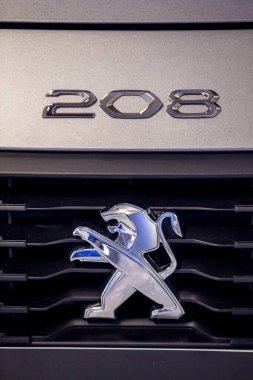 Sao Paulo, Brezilya - 21 Temmuz - 2023 - Peugeot logosu bir araba ızgarasına yakın plan