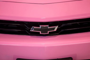 Sao Paulo, Brezilya - 21 Temmuz - 2023 - Pembe arka plandaki Chevrolet marka arabanın logosunu kapat