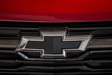 Sao Paulo, Brezilya - 21 Temmuz - 2023 - Koyu ve kırmızı arka plandaki Chevrolet marka arabanın logosunu kapat
