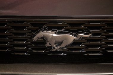 Sao Paulo, Brezilya - 21 Temmuz - 2023 Ford Mustang logosu bir otomobil ızgarasına yakın çekim