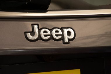 Sao Paulo, Brezilya - 21 Temmuz - 2023 - Gri arka plandaki Jeepcar markasının logosunu kapat