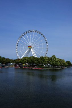 Montreal, Kanada - 09 Ağustos 2023: Montreal Gözlem Çarkı (Grand Roue de Montreal Grand Port).