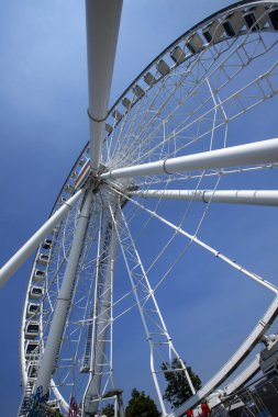Montreal, Kanada - 09 Ağustos 2023: Montreal Gözlem Çarkı (Grand Roue de Montreal Grand Port).