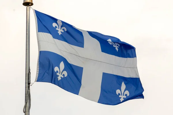 Ulusal Quebec Bayrağı Rüzgarda Dalgalanan Bir Bayrak Direğinde — Stok fotoğraf