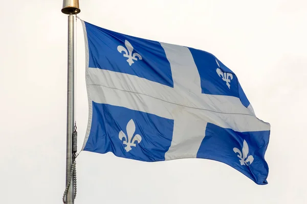 Bandera Nacional Quebec Asta Bandera Ondeando Viento — Foto de Stock