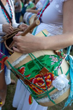 Davulların ayrıntıları, geleneksel perküsyon aletleri, folklorik kültürel ve dini olaylarda kullanılan renkli dekorasyonlar.