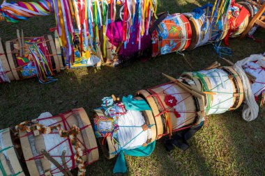 Davulların ayrıntıları, geleneksel perküsyon aletleri, folklorik kültürel ve dini olaylarda kullanılan renkli dekorasyonlar.