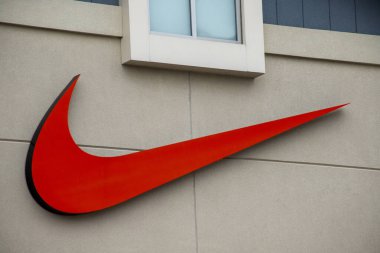 Montreal, Kanada, - 07 Ağustos 2023: Mağazanın vitrininde Nike marka mağaza logosu