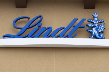 Montreal, Kanada, - 07 Ağustos 2023 Lindt marka mağaza logosu mağaza vitrininde.