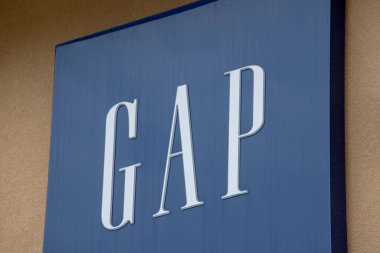 Montreal, Kanada, - 07 Ağustos 2023: Mağaza vitrinindeki Gap marka perakende mağaza logosu tabelası