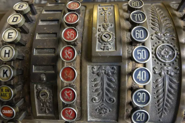 Eski kasiyer yakın çekim. Numarası ve detayları olan antika tarzı kasiyer kaydı.