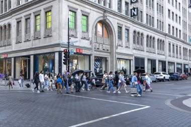 Montreal, Kanada - Ağustos 09 2023 - Montreal Kanada şehir merkezinde insanlar geziniyor ve alışveriş yapıyor