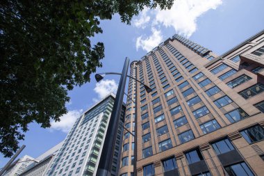 Montreal, Kanada - Ağustos 09 2023 - Kanada 'nın Montreal şehrindeki iş gökdelenleri, Kanada ekonomisinin bir sembolü olan Quebec' in merkez iş bölgesinde çekildi..