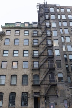 Montreal, Kanada 'daki eski binaların ön cephesi. Harici yangın çıkışlı konut binası