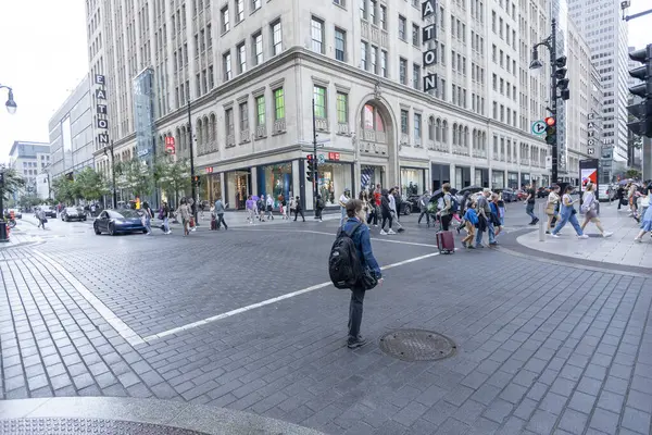 Montreal, Kanada - Ağustos 09 2023 - Montreal Kanada şehir merkezinde insanlar geziniyor ve alışveriş yapıyor