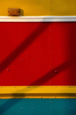 Eski bir otobüsün metal duvarında soyut renkli bir şekil. doku