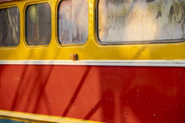 Eski bir otobüsün metal duvarında soyut renkli bir şekil. doku