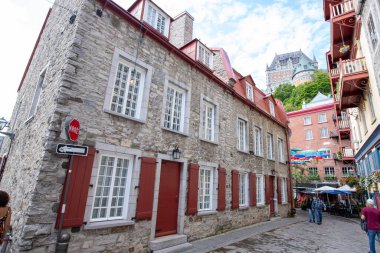 Quebec, Kanada - Ekim 2023 - Quebec 'in antik mimarisi. Kanada 'nın Quebec eyaletinin başkenti olarak Kuzey Amerika' nın en eski şehirlerinden biridir..