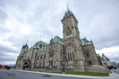 Kanada, Ottawa 'daki parlamento tepesinin doğu bloğunun manzarası