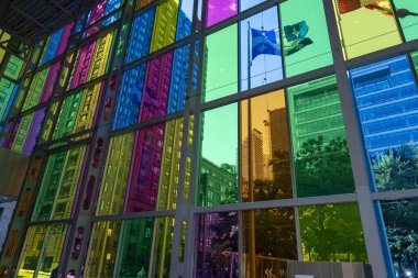 Renkli modern vitray pencereler. Montreal, Kanada 'daki Palais des congres
