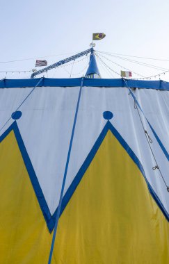 Brezilya, İtalya ve Sao Paulo 'nun bayrağıyla sirk çadırı mavi, sarı ve beyaz desenli.