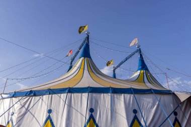 Brezilya, İtalya ve Sao Paulo bayrağıyla sirk çadırı mavisi, sarı ve beyaz çizgili desen