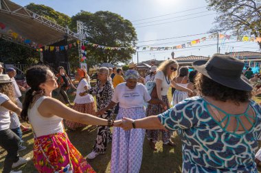Barao Geraldo, Brezilya - 25 Haziran 2023: İnsanlar geleneksel Sao Joao Haziran festivalinde halk dansları yapıyorlar. Brezilya