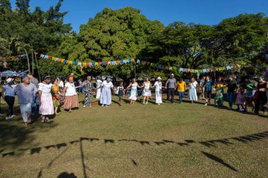 Barao Geraldo, Brezilya - 25 Haziran 2023: İnsanlar geleneksel Sao Joao Haziran festivalinde halk dansları yapıyorlar. Brezilya