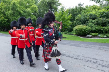 Ottawa, Kanada - 08 Ağustos 2023. Ottawa Kanada 'daki hükümet sarayı Rideau Hall' da nöbetçi değişimi.