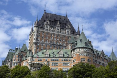 Quebec 'teki (Kanada) Frontenac Şatosu' nda (Fairmount Hotel). Bulutlu mavi gökyüzü