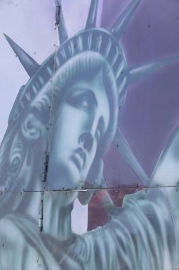 Atibaia, Sao Paulo Eyaleti, Brezilya - Kasım 05 - 2022 - Amerika Özgürlük Heykeli 'nin eski ve kirli yakın uo' su