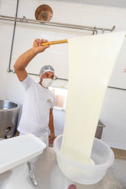 Itanhandu, Minas Gerais, Brezilya - 13 Eylül 2023 - Brezilya 'nın Minas Gerais eyaletinin kırsal kesiminde Itanhandu' da geleneksel bufalo peynirli mozzarella üretimi