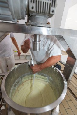 Itanhandu, Minas Gerais, Brezilya - 13 Eylül 2023 - Brezilya 'nın Minas Gerais eyaletinin kırsal kesiminde Itanhandu' da geleneksel bufalo sütü krem peyniri üretimi