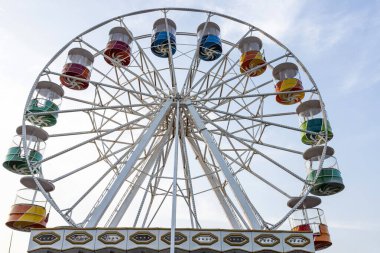 Eğlencede renkli dev dönme dolap. Brezilya