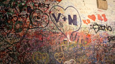 Juliet 'in evinin önündeki duvarda sevgililerden gelen mesajlar var. Verona, İtalya