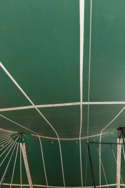 Beyaz çizgili yeşil renkli bir sirk çadırının soyut görüntüleri. Brezilya