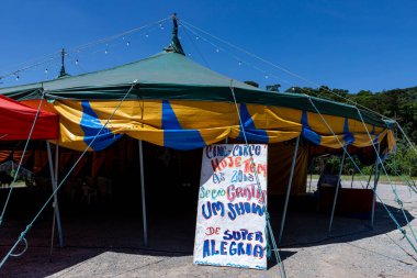 Mavi ve sarı renkli gezici sirk çadırı. Brezilya. Geleneksel Portekizce: sinüs sirki bugün öğleden sonra saat 20 'de ücretsizdir. Süper neşeli bir gösteri.