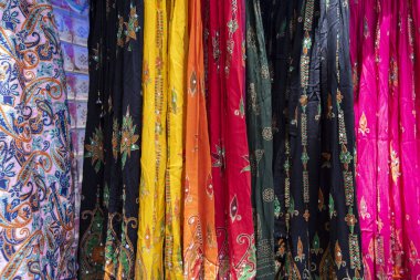 Geleneksel ve renkli kıyafetler hippi fuarında bir sokak pazarında asılı duruyor. Sao Paulo, BRazil