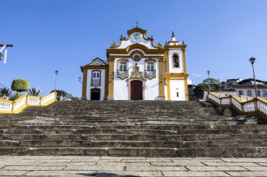 Nossa Senhora das Merces 'in güzel barok kilisesi Sao Joao del Rei' nin tarihi merkezinde, mavi gökyüzünün altında..